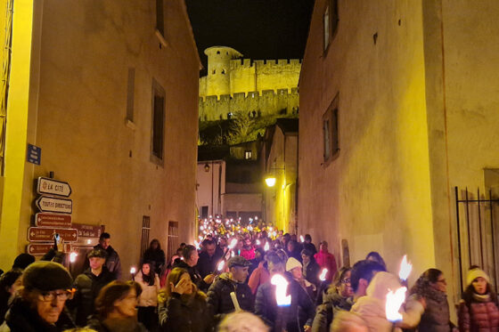 marcha de las antorchas de carcasonne en navidad