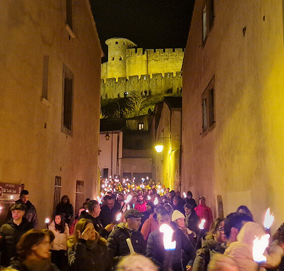 marcha de las antorchas de carcasonne en navidad