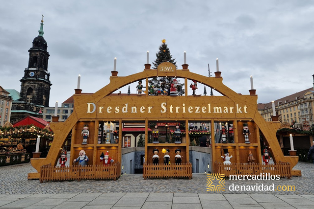 puerta de entrada al striezelmarkt de dresden